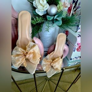 Beautiful Gold Bow Design Mid Heel Suede Sandals. Add elegance to any outfit.❤️
